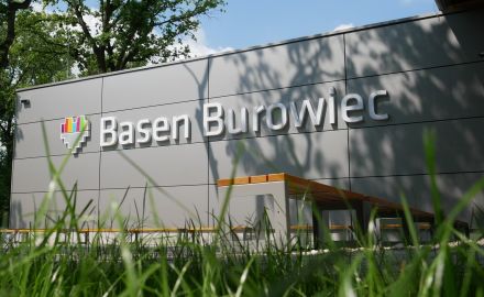 Śmigłowiec LPR lądował po 9-letniego chłopca przy basenie Burowiec w Katowicach