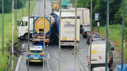 Zderzenie ciężarówki i cysterny na DK86 na granicy Katowic i Tychów