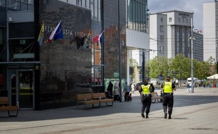 Mężczyzna niszczył kosze na śmieci piłą mechaniczną – szybka reakcja strażniczek miejskich